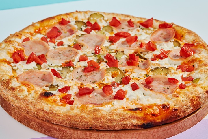 Many people consider ham as one of the best pizza toppings.